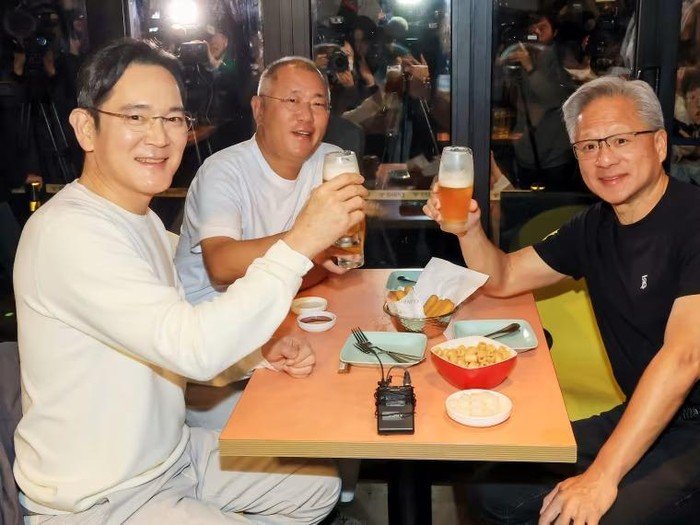 Kisah Menakjubkan: 3 Konglomerat Dunia Terlihat Makan Ayam Goreng Bersama, Fakta Apa yang Tersembunyi?