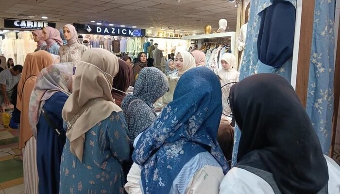 Ibu-ibu Tumpah Ruah ke Tanah Abang Jelang Puasa, Gamis Jadi Rebutan: Fenomena Bisnis yang Menjanjikan