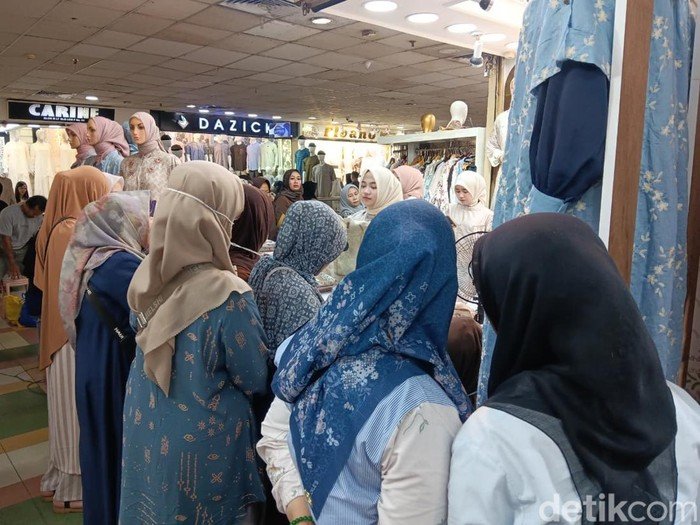 Ibu-ibu Tumpah Ruah ke Tanah Abang Jelang Puasa, Gamis Jadi Rebutan: Fenomena Bisnis yang Menjanjikan