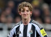 Anthony Gordon, Fokus atau Berpindah? Newcastle vs Rumor Arsenal