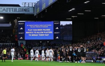 **Leeds United Kecewa, Suporter Soraki Momen Buka Puasa Pemain Manchester City**