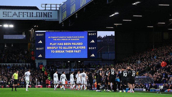 **Leeds United Kecewa, Suporter Soraki Momen Buka Puasa Pemain Manchester City**