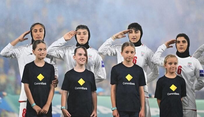 Sempat Diam, Timnas Putr Iran Kini Nyanyi Lagu Kebangsaan dan Hormat – Update 2