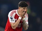 Pelatih Brighton, Hincapie, Mengomentari Performa Arsenal: “Sssttt!”