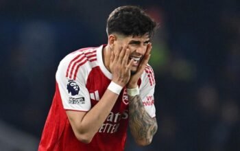 Pelatih Brighton, Hincapie, Mengomentari Performa Arsenal: “Sssttt!”