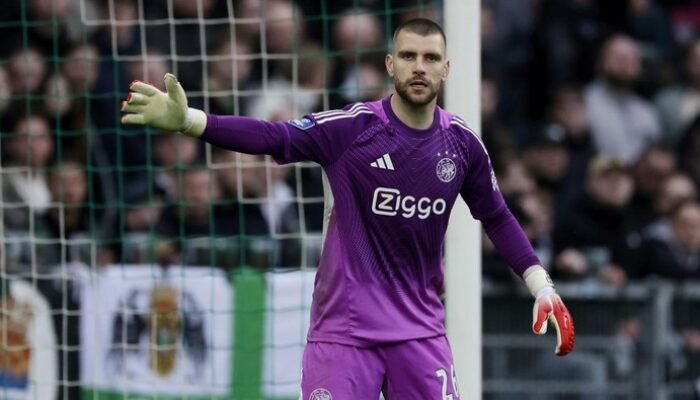 “Ajax dalam Kebuntuan, Maarten Paes Bertarung untuk Kemenangan Pertamanya”