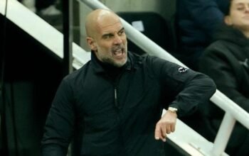 Guardiola dalam Anjungan, Skorsing Dua Laga usai Protes Wasit