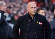 Carragher: Slot Bakal Sulit Rebut Kembali Hati Fans Liverpool – Update 2