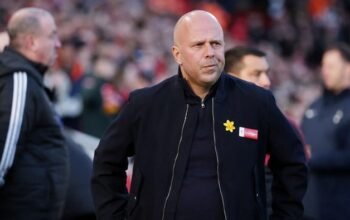 Carragher: Slot Bakal Sulit Rebut Kembali Hati Fans Liverpool – Update 2