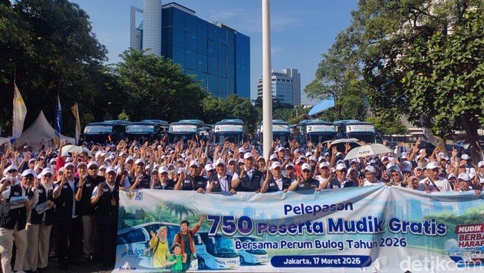 [Bulog Lepas Peserta Mudik Gratis Tujuan Lampung-Malang: Strategi Bisnis yang Berdampak Sosial]