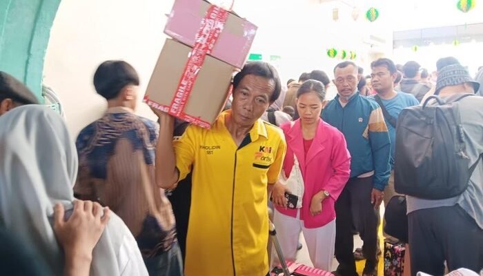 Ribuan Uang Terkumpul, Ini Cerita Ratusan Porter di Stasiun Senen